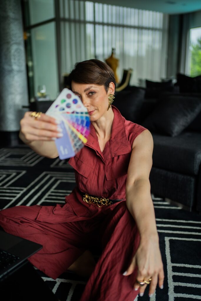 Márcia Ferreira a analisar cores — evitar erros ao comprar roupa